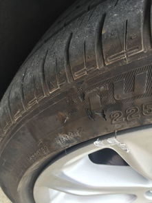 车胎是防爆胎,请问被剐了一个坑,有隐患么,要去修理厂补一下么